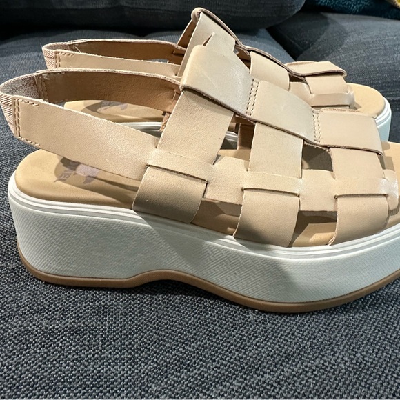 Sorel Tan Sandals with Woven Design - Picture 3 of 5